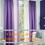 Білі і фіолетові штори в інтер'єрі вітальні
