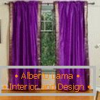 Кімната з фіолетовими шторами на вікні