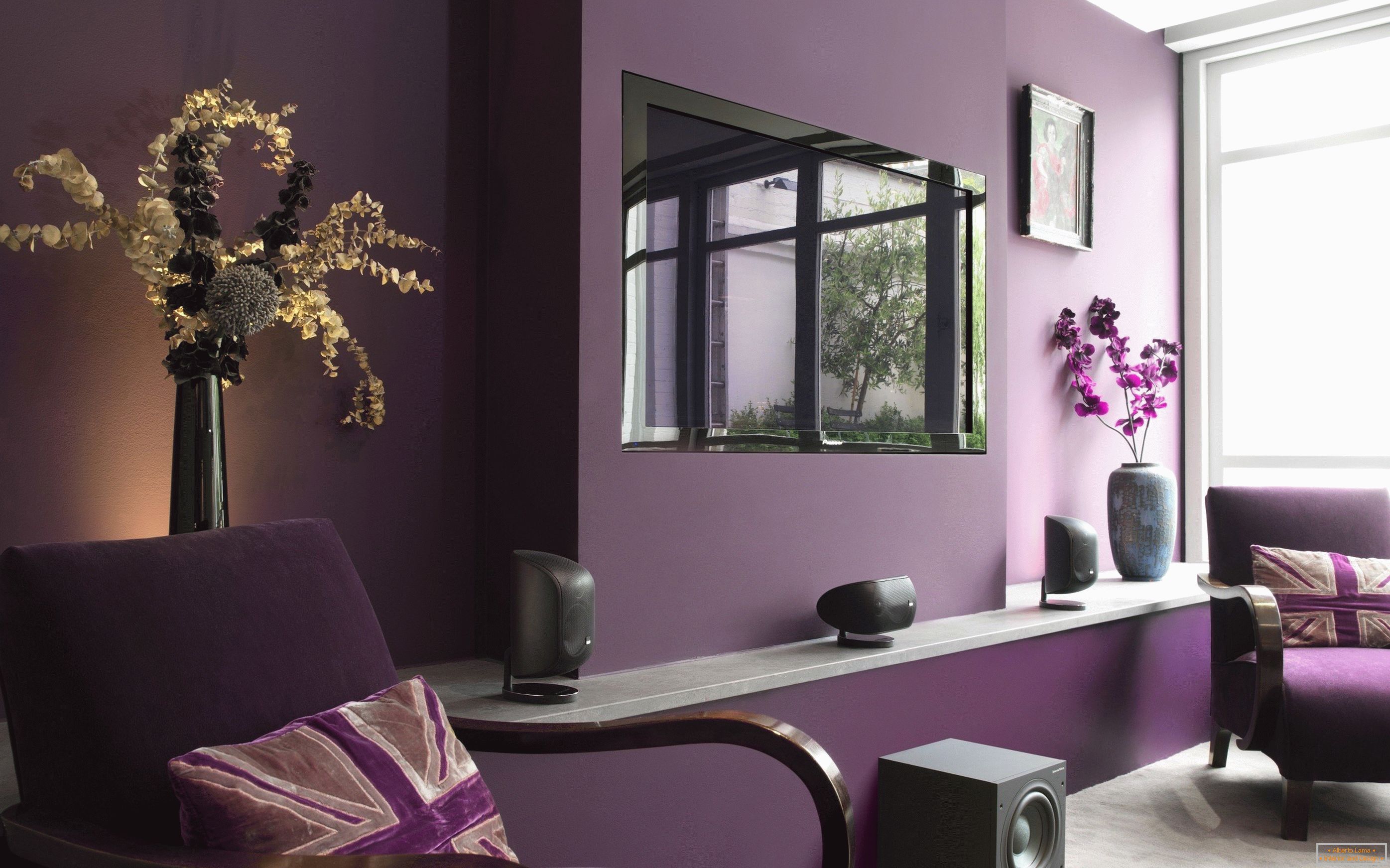 Фіолетовий колір в інтер'єрі вітальні