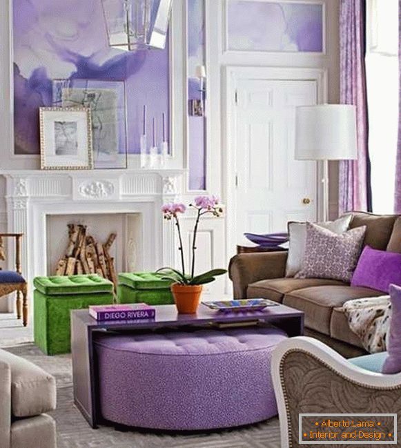 Яскравий фіолетовий в вітальні з каміном