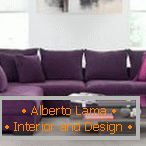 Просторий фіолетовий диван з подушками