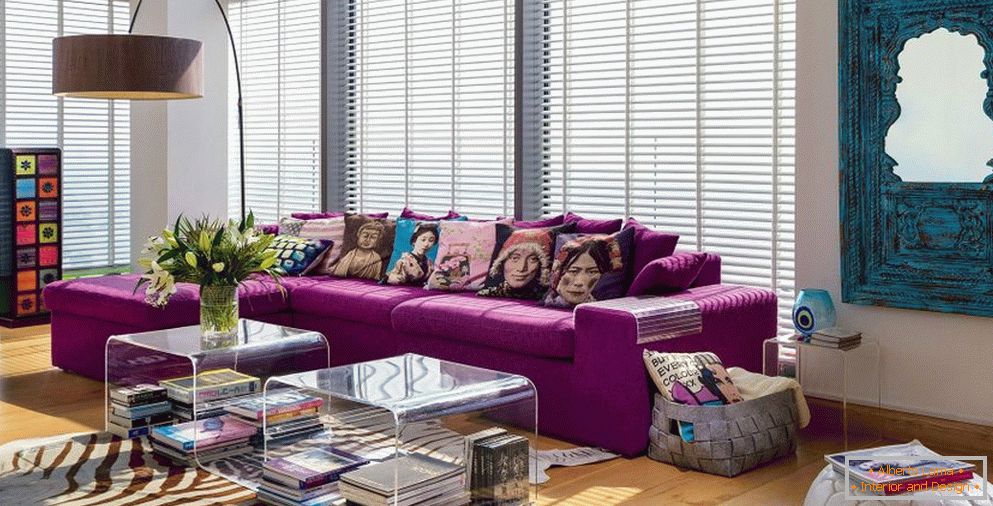 Барвистий подушки на фіолетовому дивані