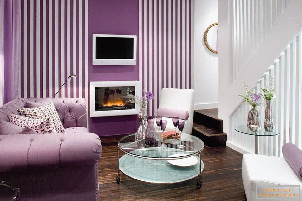Фіолетовий диван і стіни в кімнаті