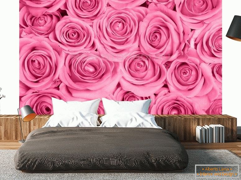 Яскраві троянди на стіні в спальні