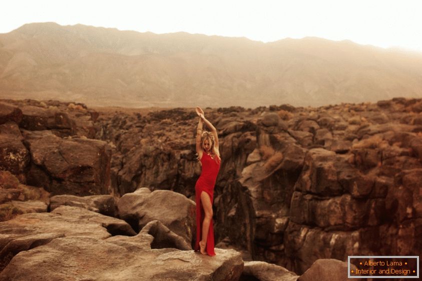 Hannah Kirkelie в сексуальній фотосесії в пустелі