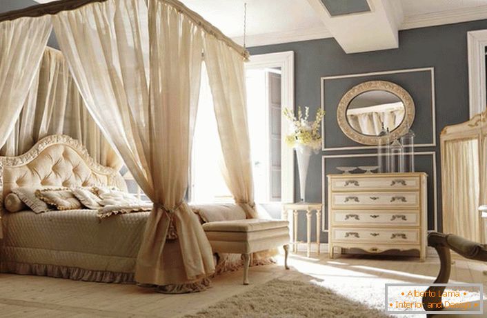 Велике ліжко під балдахіном в спальні бароко.