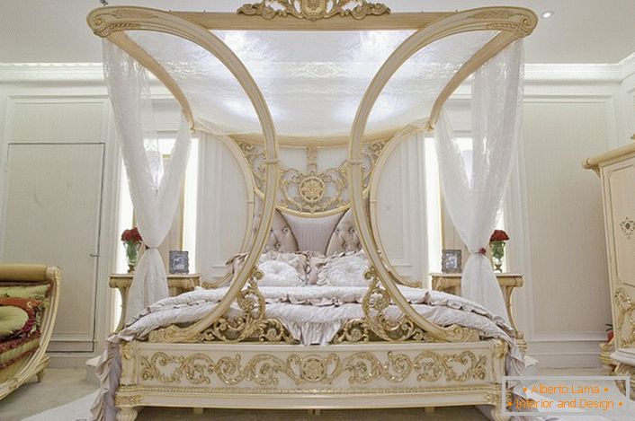 Розкішний балдахін в спальні в стилі бароко. Відмінний дизайнерський проект для сімейного спальні.