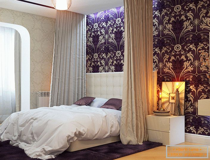 Балдахін, вмонтований в стелю, відмінно поєднується з суворою ліжком в стилі модерн.