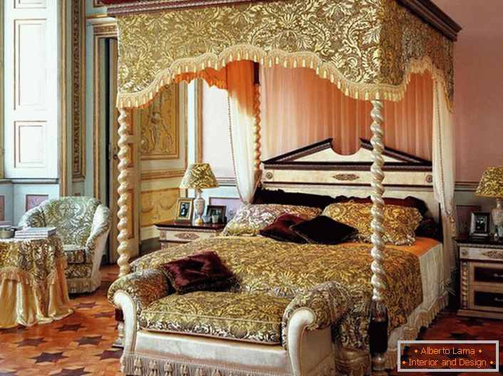 Шикарна простора спальня з балдахіном над ліжком.