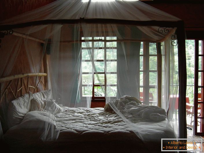 Прозорий, тонкий балдахін в спальні заміського будинку на півдні Італії.