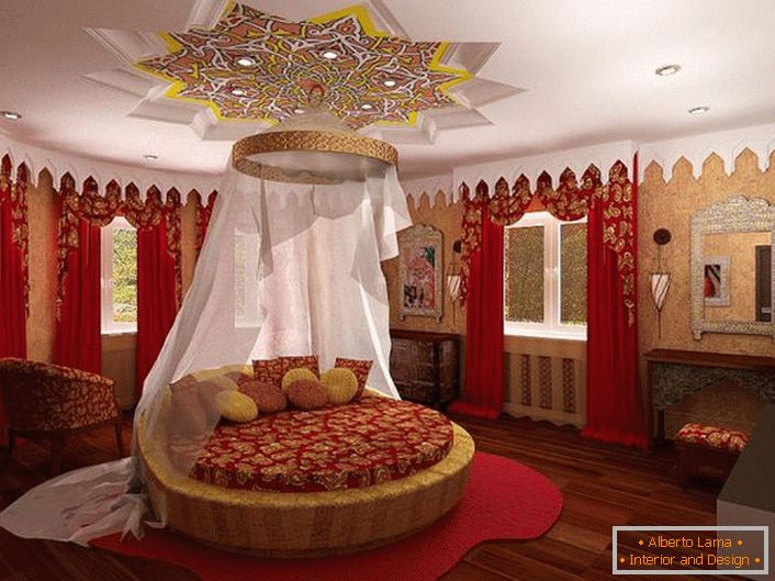 У центрі композиції кругла ліжко під балдахіном. Увага притягує стелю, який цікаво декорований над ліжком.
