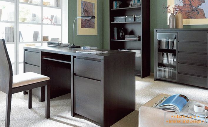Вишуканий робочий кабінет вигідно оформлений за допомогою корпусних меблів. Правильно підібрані відтінки меблів гармонійно виглядають в загальній картині інтер'єру.