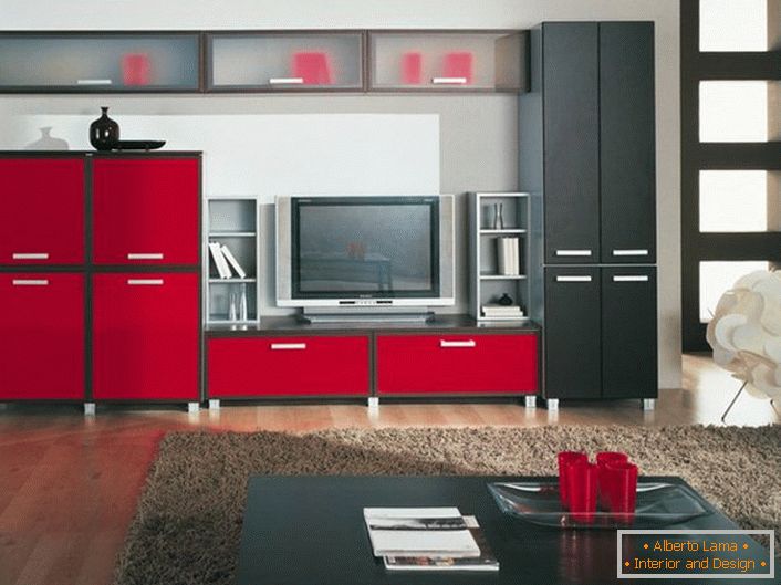 Зухвала, яскраве поєднання червоного і чорного в інтер'єрі кімнати для гостей. Функціональна модульна стінка містка і відмінно виглядає в загальній дизайнерської концепції.