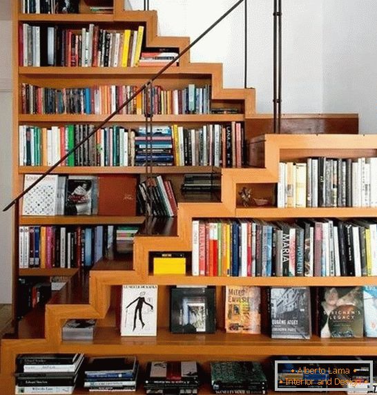 Книжкова шафа під сходами в приватному будинку фото