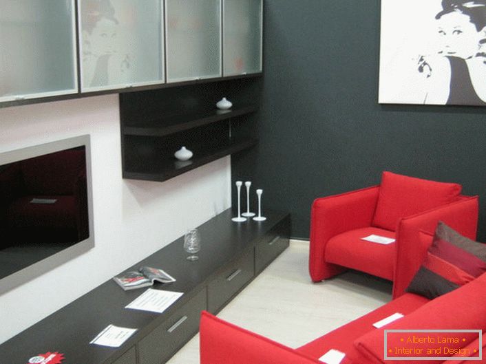 Класичні меблі для оригінальної вітальні-лаконічні форми м'яких меблів (модний червоний колір), і навісні шафи з матовим склом. 