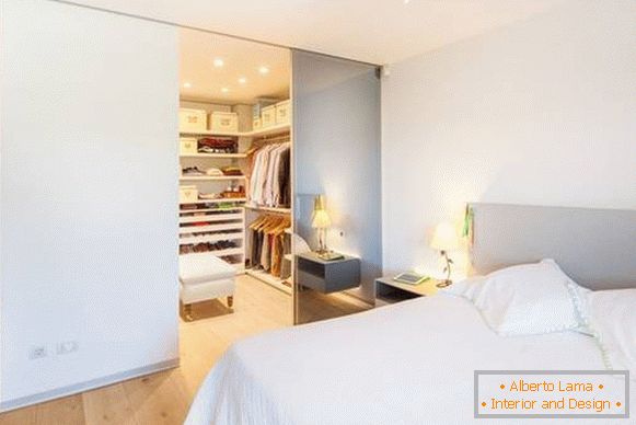 Шафа гардеробна кімнати в спальню - фото з П-формою