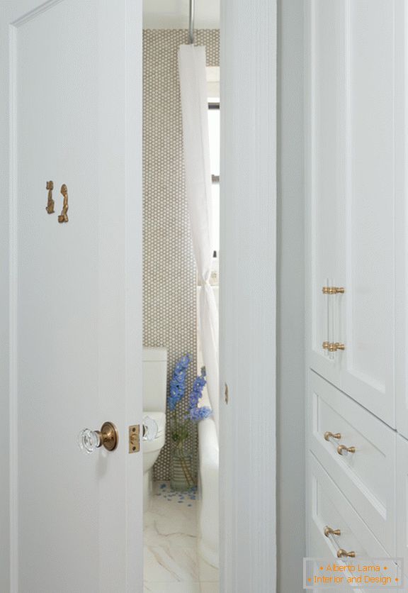 Білі двері у ванну з мармуровою підлогою