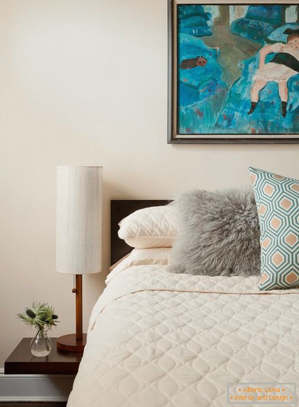 Спальня в пастельних тонах і незвичайна картина в бірюзовому кольорі