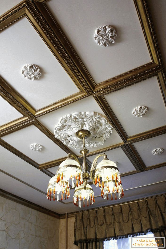 Колаж з ліпнини - один з найбільш популярних прикрас стель кімнати, оформлених в стилі ампір, бароко або арт-деко.