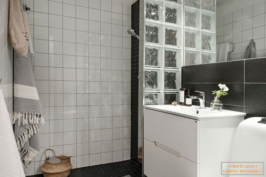 Інтер'єр ванної кімнати в чорно-білому кольорі