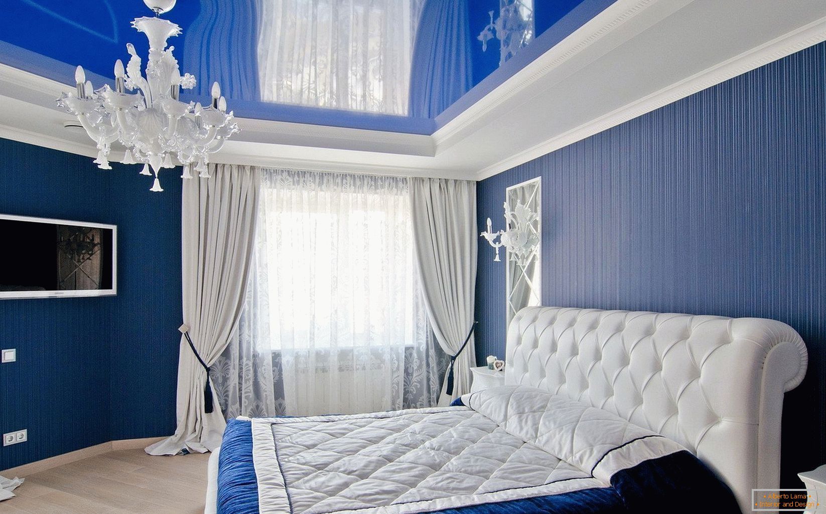 Синій стелю в спальні