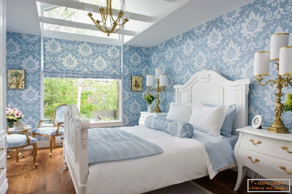 Світла спальня зі шторами і стінами блакитного візерунка