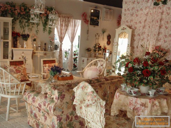 Квіти у вазі, на стіні і навіть на оббивці дивана. Зал в стилі прованс в невеликому заміському будинку на півдні Франції.