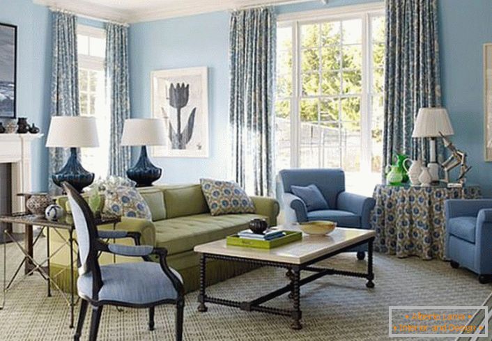 Цікавий принт на подушках, шторах і скатертини визначають стиль французький кантрі. Кімната оформлена в ніжному кремовому і блакитному кольорі.