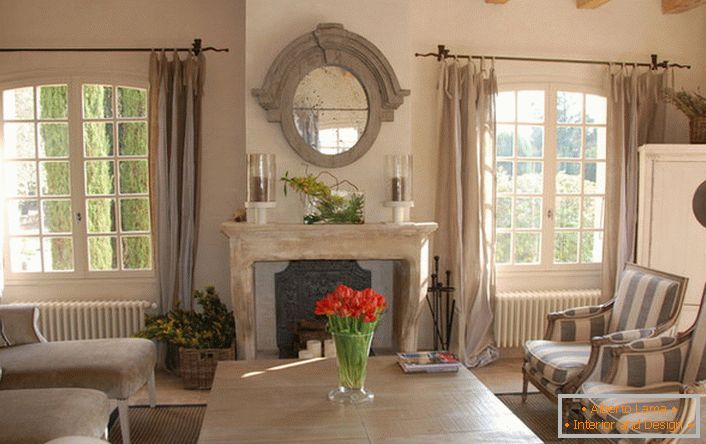 Вітальня кімната в стилі кантрі з нотками романтизму. Красиві великі вікна і по-домашньому комфортні меблі. Відмінна ідея для великої родини.
