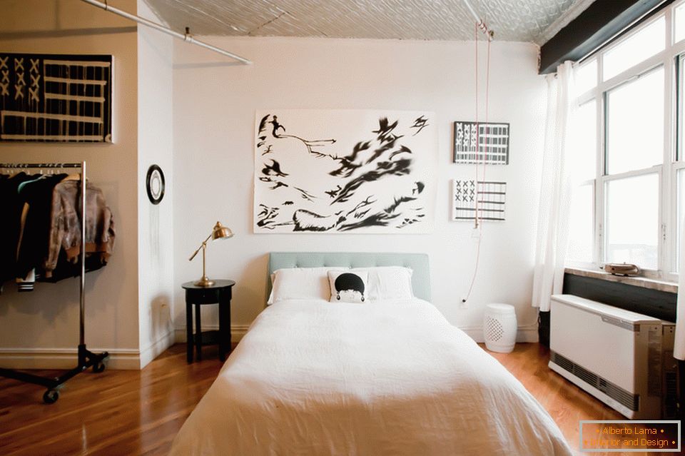 Спальна зона стильною квартири в Брукліні