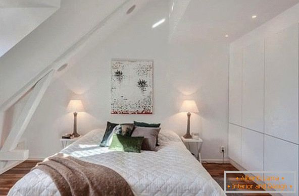 Інтер'єр невеликої мансардного спальні в белом цвете