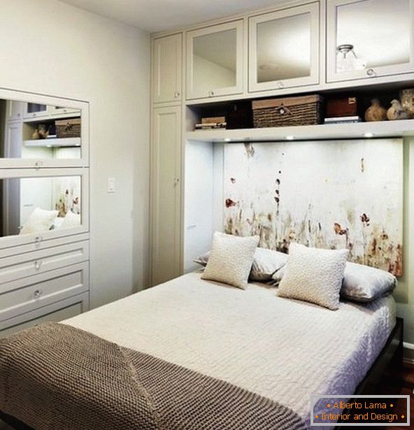 Інтер'єр невеликої спальні в білому кольорі