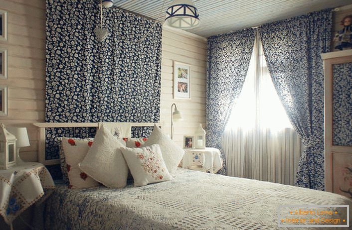 Світла, затишна кімната в стилі селянськи кантрі в невеликому будинку на півдні Іспанії. Дизайнерська задумка реалізована для спальні молодої дівчини.