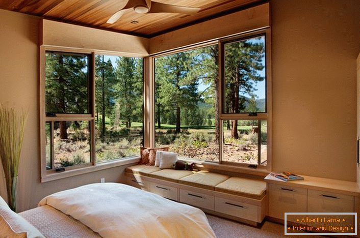 Невелика спальня в сільському стилі з правильно підібраною меблями. Компактний шафа і низькі тумби місткі і не захаращують простір. 