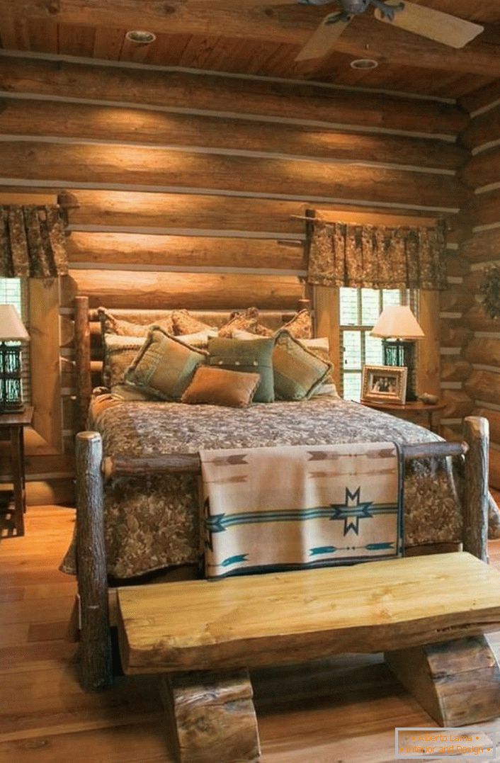 Класичний приклад спальні в сільському стилі. Цікава ліжко з грубого, неопрацьованого зрубу дерева. 