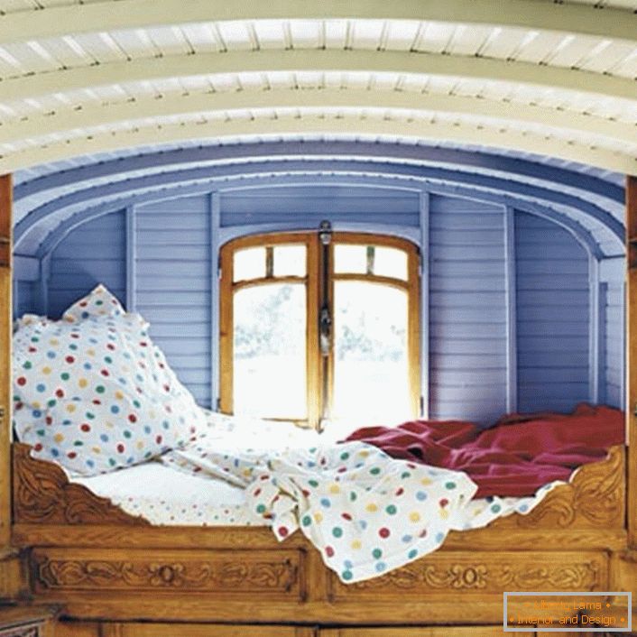 Мінімум деталей в спальні в сільському стилі. Дизайнер вибрав незвичайне місце розташування для ліжка. Невелике ложе прямо біля вікна - ідеальна ліжко для мрійників.