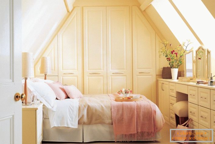 Спальня в сільському стилі оформлена в ніжно-рожевих і бежевих тонах.