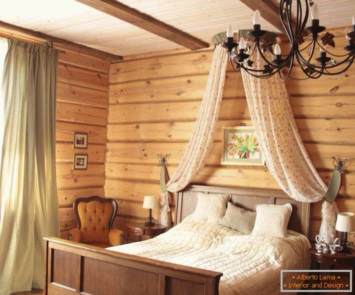 Балдахін над ліжком в спальні в сільському стилі.