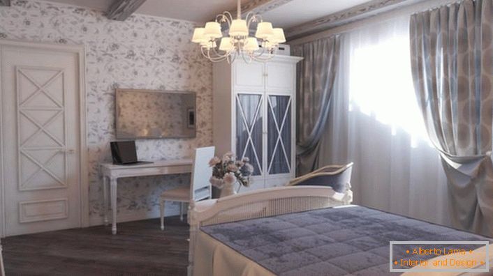 Сімейна спальня в сільському стилі. Приглушене світло вносить в кімнату романтику і тепло.
