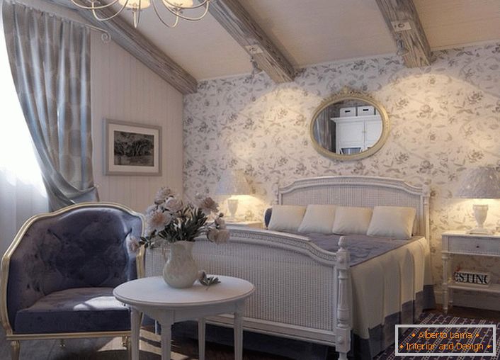Меблі для спальні в сільському стилі підібрана гармонійно. Примітна люстра і приліжкові світильники з класичними плафонами.