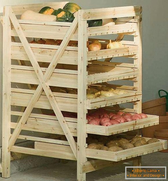 Дерев'яна етажерка для зберігання овочів в коморі