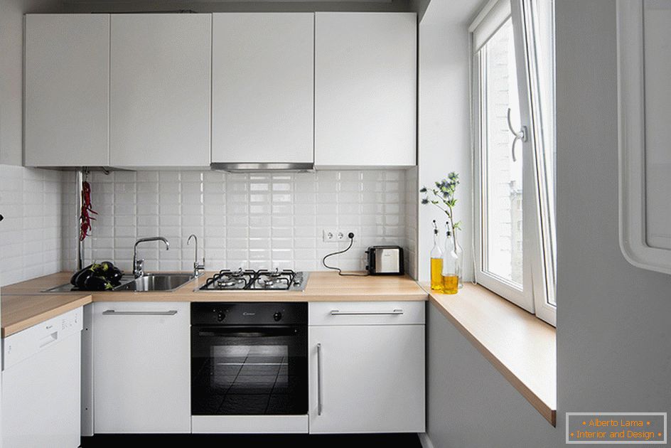 Маленька кухня в білому кольорі