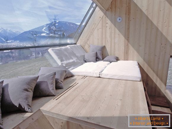 Зона відпочинку на підвіконні маленького котеджу Ufogel в Австрії
