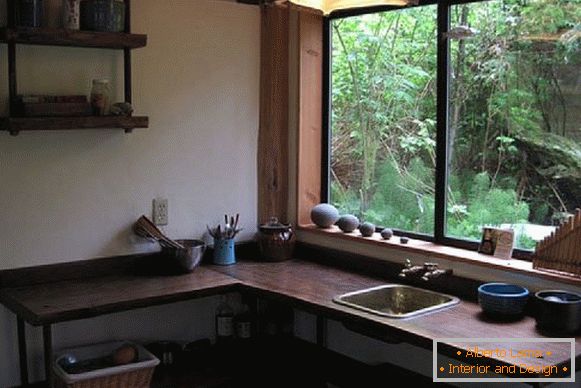Кухня маленького лісового котеджу в Японії