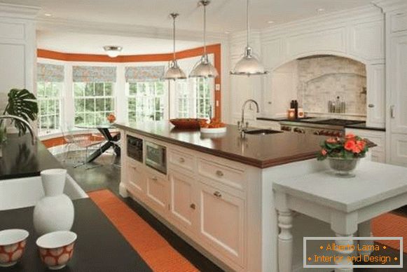 Еркерниє кухня в помаранчевому кольорі