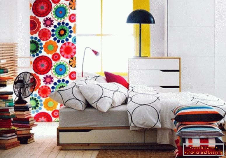 Сімейний номер-дизайн-ідеї-маленька квартира-ліжко-набір меблів-ikea-bedroom-designs-with-wood-floor-and-a-curtain-that-has-a-lovely-floral-motif