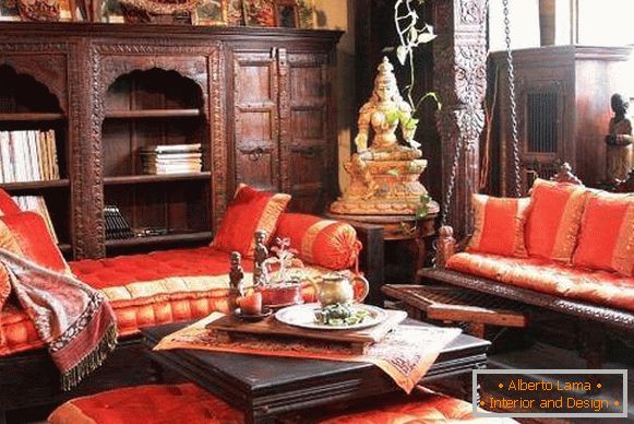 Індійський стиль в інтер'єрі з оригінальними меблями і текстилем