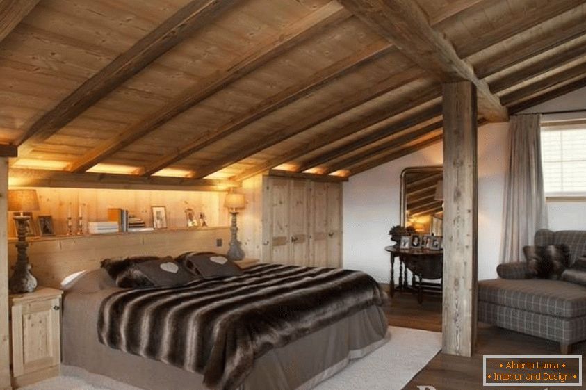 Спальня з мансардним дерев'яною стелею