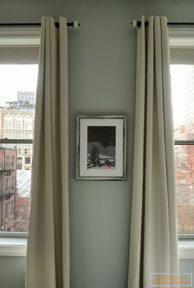 Інтер'єр маленької квартири: довгі штори на вікнах