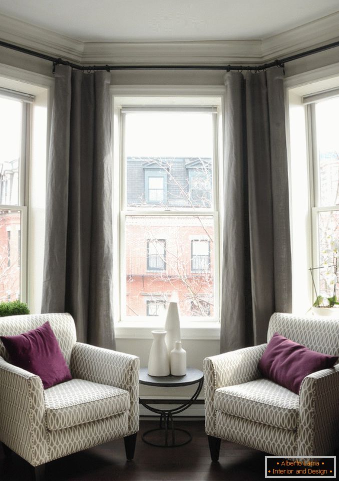 Інтер'єр маленької квартири: зона відпочинку біля вікна